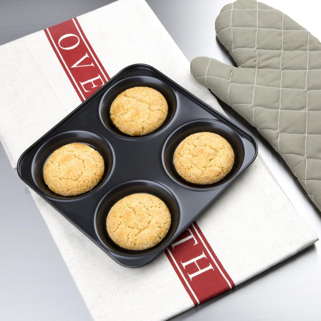 Vogue Non Stick Yorkshire Pudding Tray 4 Cup - 235x235x23mm 9 1/4x9 1/4x1"