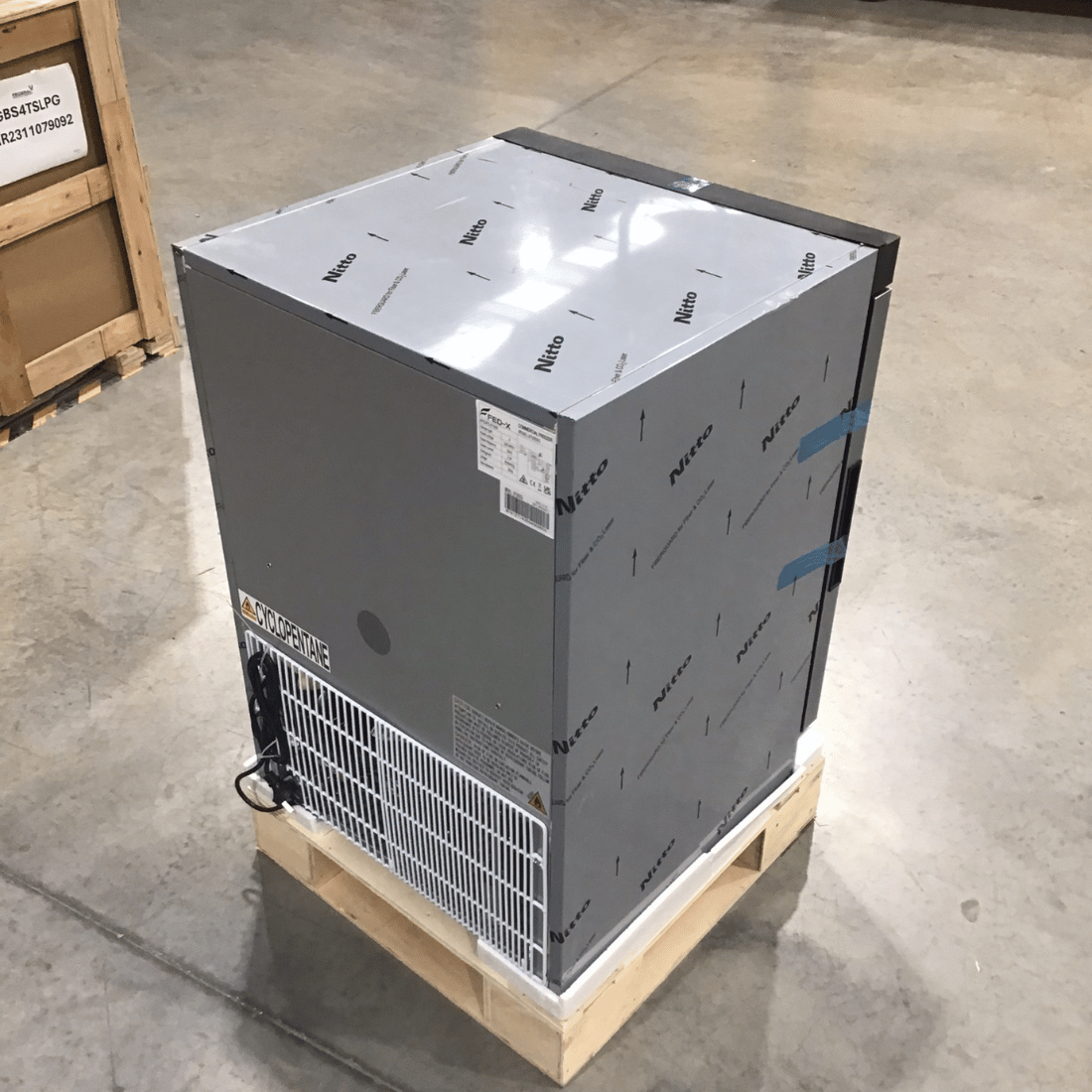 2NDs: FED-X 120L Bar Freezer Glass Door - XF200SG-SA10-Mar