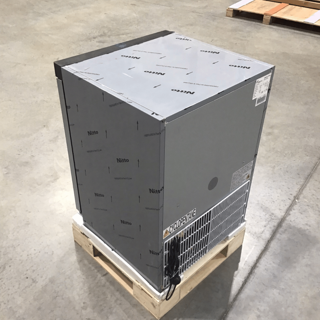 2NDs: FED-X 120L Bar Freezer Glass Door - XF200SG-SA10-Mar